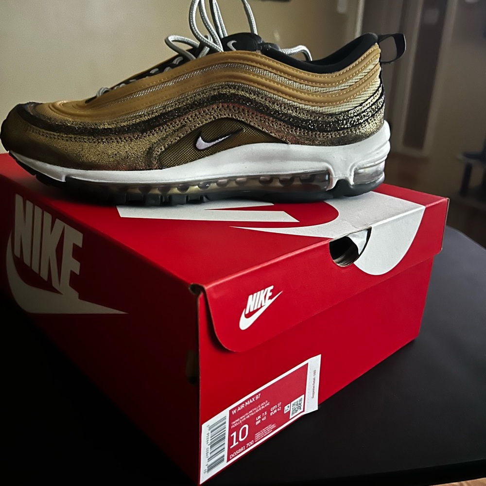 NWT-  Limited Gold Nike Airmax-  Size 10